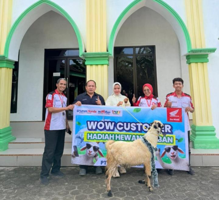 TDM Purbolinggo Menyerahkan Kambing Qurban Untuk Pemenang Konsumen Loyal Honda